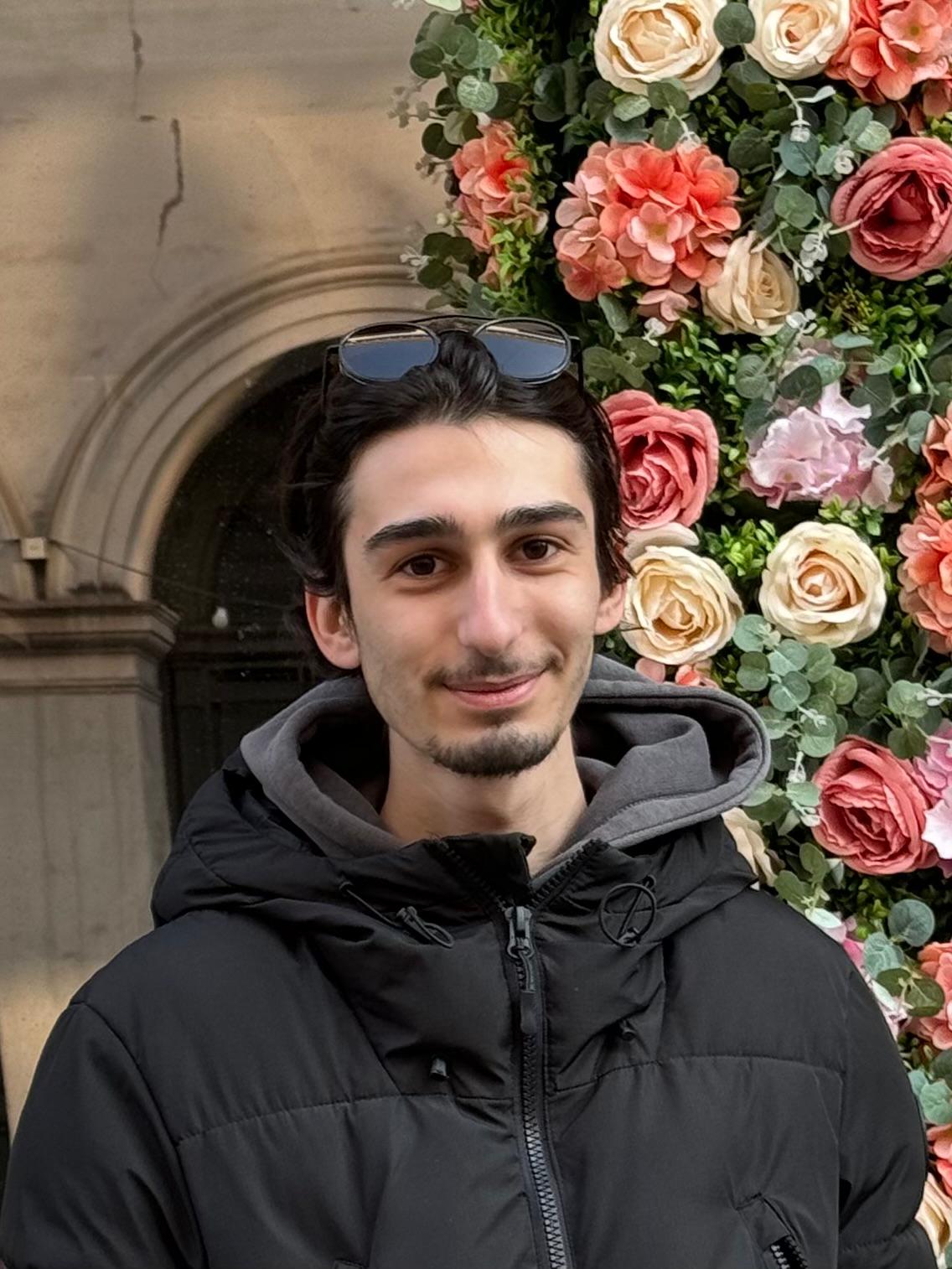 Ufuk die staat voor een bloemmuur